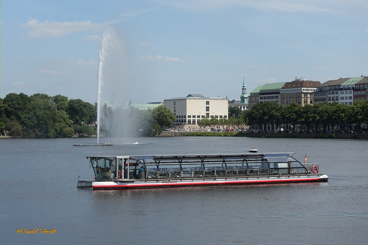 ALSTERSONNE  (H 6055) am 30.7.2021, Hamburg, auf der Binnenalster /

Solarkatamaran / Lüa 26,53 m, B 5,3 m, Tg 0,85 m / Verdrängung beladen 42 t / 100 Pass. / Alster-Touristik GmbH (ATG) / 2000 bei Kopf AG, Balingen, 9,5 kWp Photovoltaik-Generator, Batteriespeicher 80 Std. á 1170 Ah, 2 Gleichstrommotore á 8 kW, max. 10 km/h, Reichweite 120 – 160 km / 2006 umgebaut: Fenster und Dach Glas statt Acryl, 2 Drehstrommotore á 12 kW, max. 15 km/h  /
