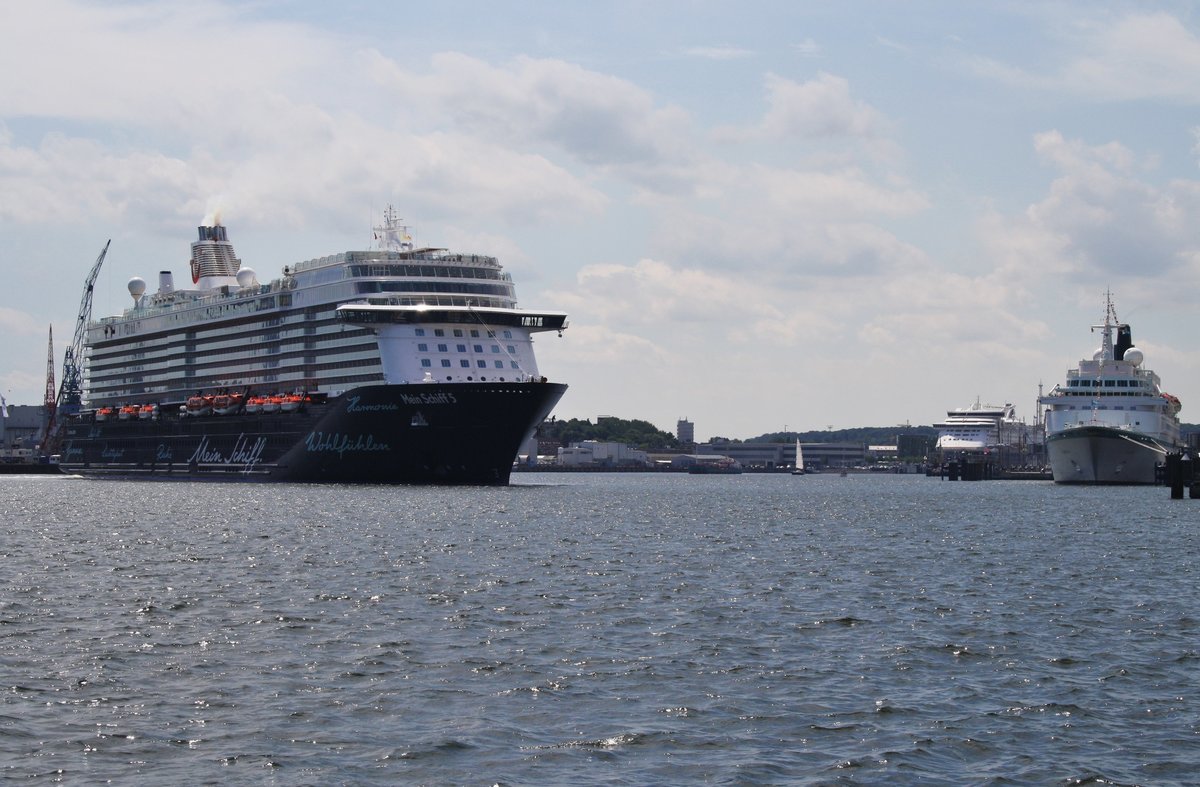 Alt trifft neu.. Während die neue Mein Schiff 5 vor dem Ostseekai dreht, liegt die Albatros schon seit dem frühen Morgen dort. (23.6.2016)