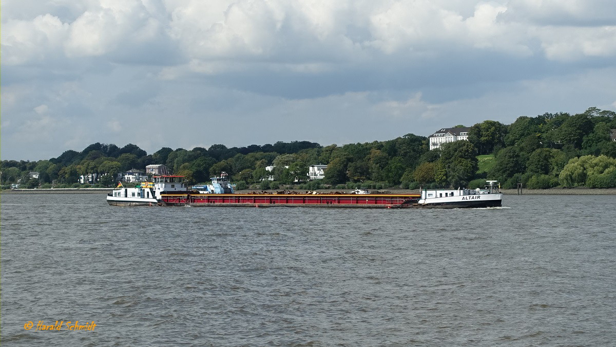 ALTAIR (ENI 05501760) am  21.8.2019, mit Schrott beladen Hamburg einlaufend,  Elbe Höhe Bubendeyufer /

Ex-Name: FÜRTH /

GMS / Lüa 85,0 m, B 9,5 m, Tg 2,71 m / 1 Deutz-Diesel, 588 kW (800 PS) / gebaut 1965 bei Deutsche Industrie-Werke GmbH (D.I.W.), Berlin-Spandau / Flagge: Deutschland, Heimathafen Hamburg /
