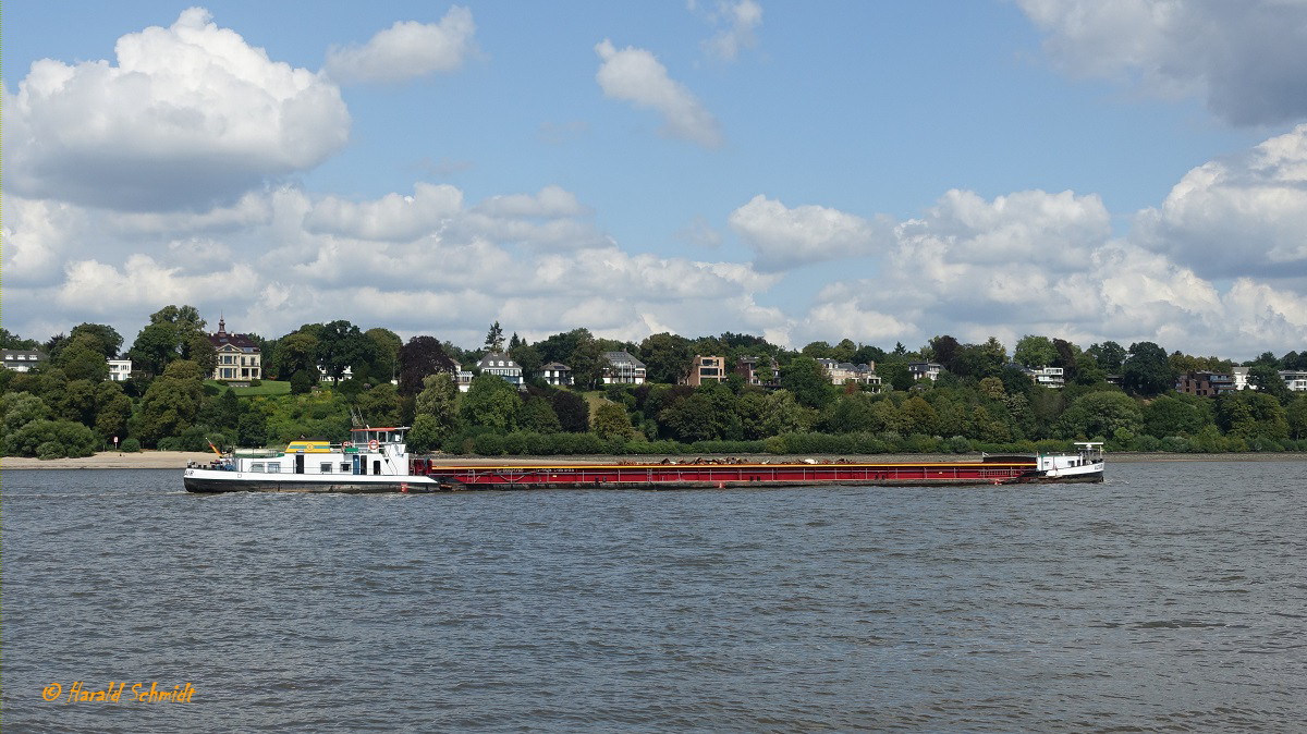 ALTAIR (ENI 05501760) am  21.8.2019, mit Schrott beladen Hamburg einlaufend,  Elbe Höhe Bubendeyufer /

Ex-Name: FÜRTH /

GMS / Lüa 85,0 m, B 9,5 m, Tg 2,71 m / 1 Deutz-Diesel, 588 kW (800 PS) / gebaut 1965 bei Deutsche Industrie-Werke GmbH (D.I.W.), Berlin-Spandau / Flagge: Deutschland, Heimathafen Hamburg /
