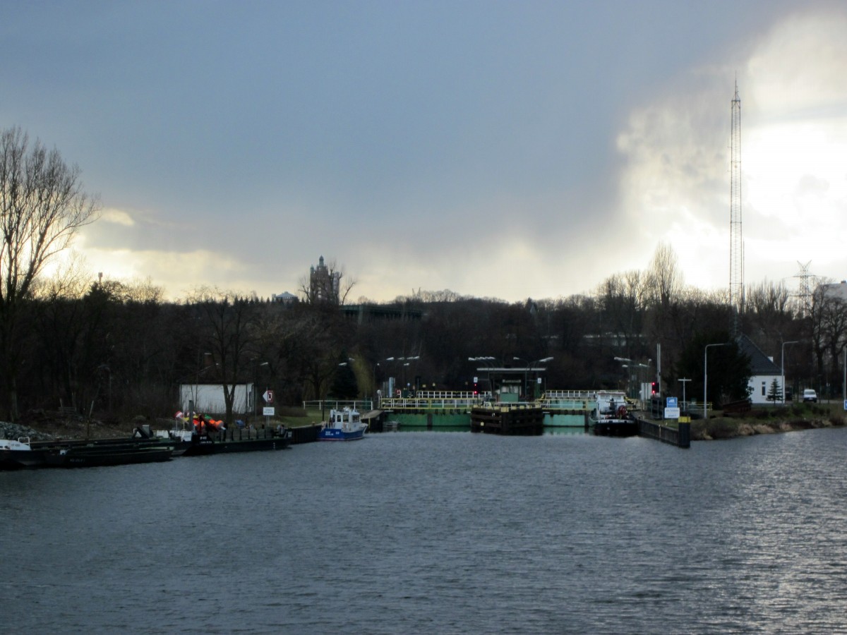  Alte  Schleuse Berlin-Charlottenburg im  Ruhestand . Vor der rechten Kammer liegt der Eisbrecher Seebär in Winter-Wartestellung.