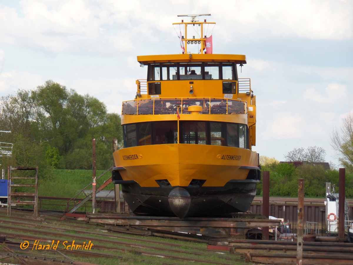 ALTENWERDER (3) (ENI 051 16370) am 2.5.2015, Hamburg, Elbe, Oortkaten. geslipt bei der ehem. SSB-Werft, / 

Einmann-Fährschiff Typ 2000 / HADAG / Lüa 29,97 m, B 8,06 m, Tg 1,5 m / 2 Diesel, 2 Ruder-Propeller, 12 kn / 250 Pass. / 1997 bei Grube, Oortkaten, Hamburg /
