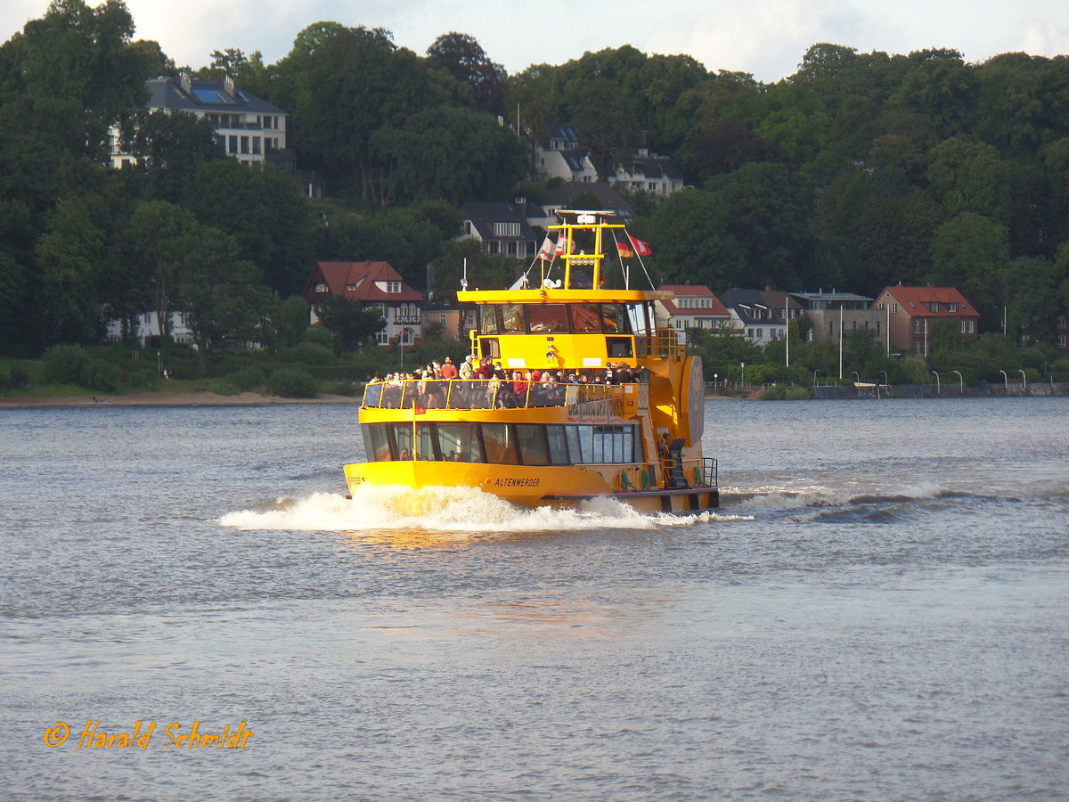 ALTENWERDER (3) (ENI 051 16370) am 5.8.2016, Hamburg, Elbe Höhe Övelgönne  / 

Einmann-Fährschiff Typ 2000 / HADAG / Lüa 29,97 m, B 8,06 m, Tg 1,5 m / 2 Diesel, 2 Ruder-Propeller, 12 kn / 250 Pass. / 1997 bei Grube, Oortkaten, Hamburg /
