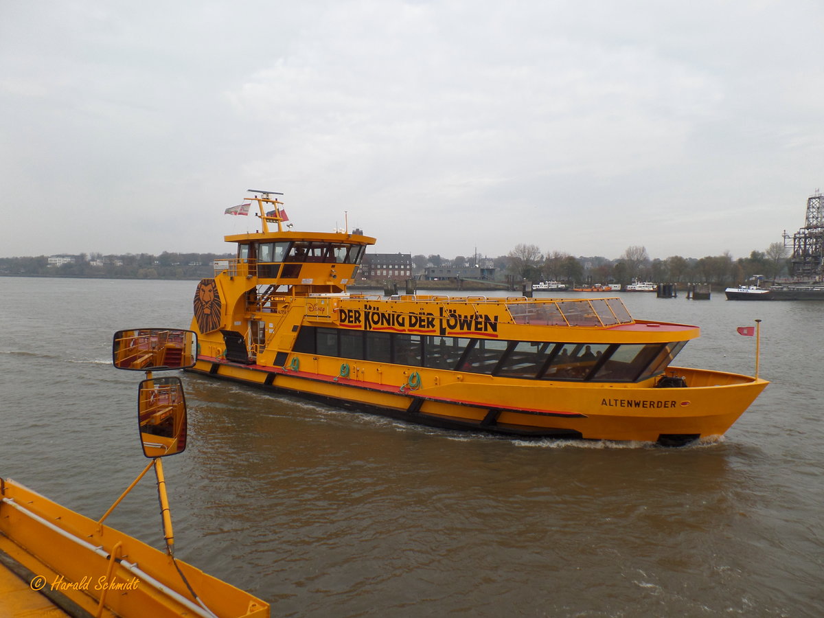 ALTENWERDER (3) (ENI 051 16370) am 13.11.2016, Hamburg, auf Linie 64 im Köhlfleet vor dem Anleger Finkenwerder /  

Einmann-Fährschiff Typ 2000 / HADAG / Lüa 29,97 m, B 8,06 m, Tg 1,5 m / 2 Diesel, 2 Ruder-Propeller, 12 kn / 250 Pass., nach Umbau 380 Pass. / 1997 bei Grube, Oortkaten, Hamburg, Umbau 2016: jetzt Fahrgäste 380, Bestuhlung auf dem Oberdeck geändert (Tische gegen Querbestuhlung), vergrößerter Fahrradabstellplatz im Hauptdeck  /
