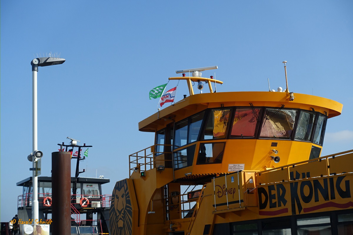 ALTENWERDER (3) (ENI 051 16370) am 3.9.2021, Detail: Brücke, Hamburg, Elbe, Anleger Teufelsbrück  /

Einmann-Fährschiff Typ 2000 / HADAG / Lüa 29,97 m, B 8,06 m, Tg 1,5 m / 2 Diesel, 2 Ruder-Propeller, 12 kn / 250 Pass., nach Umbau 380 Pass. / 1997 bei Grube, Oortkaten, Hamburg, Umbau 2016: jetzt Fahrgäste 380, Bestuhlung auf dem Oberdeck geändert (Tische gegen Querbestuhlung), vergrößerter Fahrradabstellplatz im Hauptdeck  /
