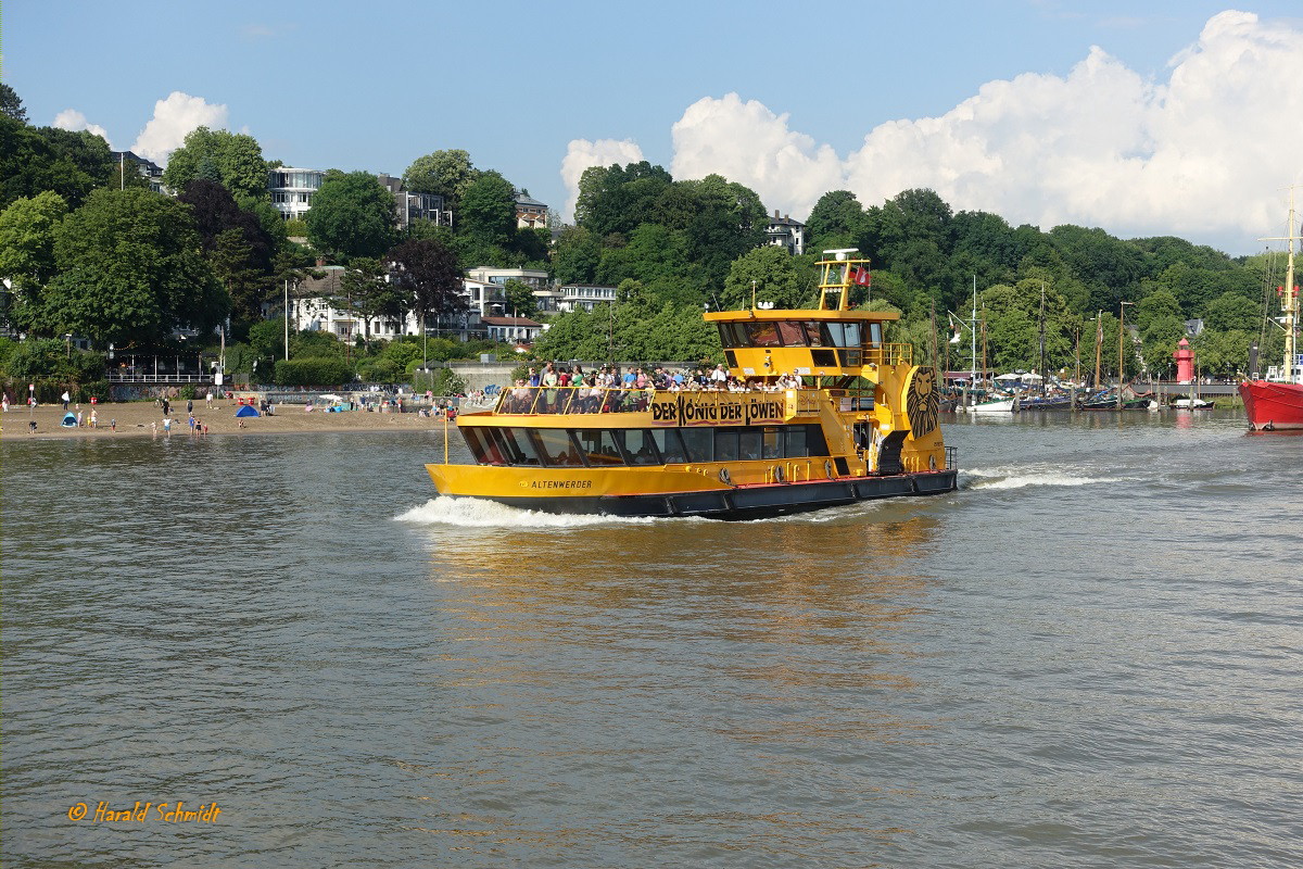 ALTENWERDER (3) (ENI 051 16370) am 17.6.2023, Hamburg, Elbe Höhe Övelgönne  /

Einmann-Fährschiff Typ 2000 / HADAG / Lüa 29,97 m, B 8,06 m, Tg 1,5 m / 2 Diesel, 2 Ruder-Propeller, 12 kn / 250 Pass., nach Umbau 380 Pass. / 1997 bei Grube, Oortkaten, Hamburg, Umbau 2016: jetzt Fahrgäste 380, Bestuhlung auf dem Oberdeck geändert (Tische gegen Querbestuhlung), vergrößerter Fahrradabstellplatz im Hauptdeck  /
