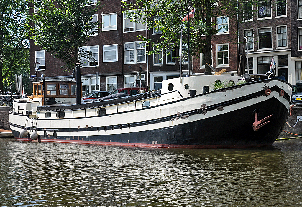 Alter Frachter als Hausboot ausgebaut, festgemacht in einer Amsterdamer Gracht - 23.07.2013