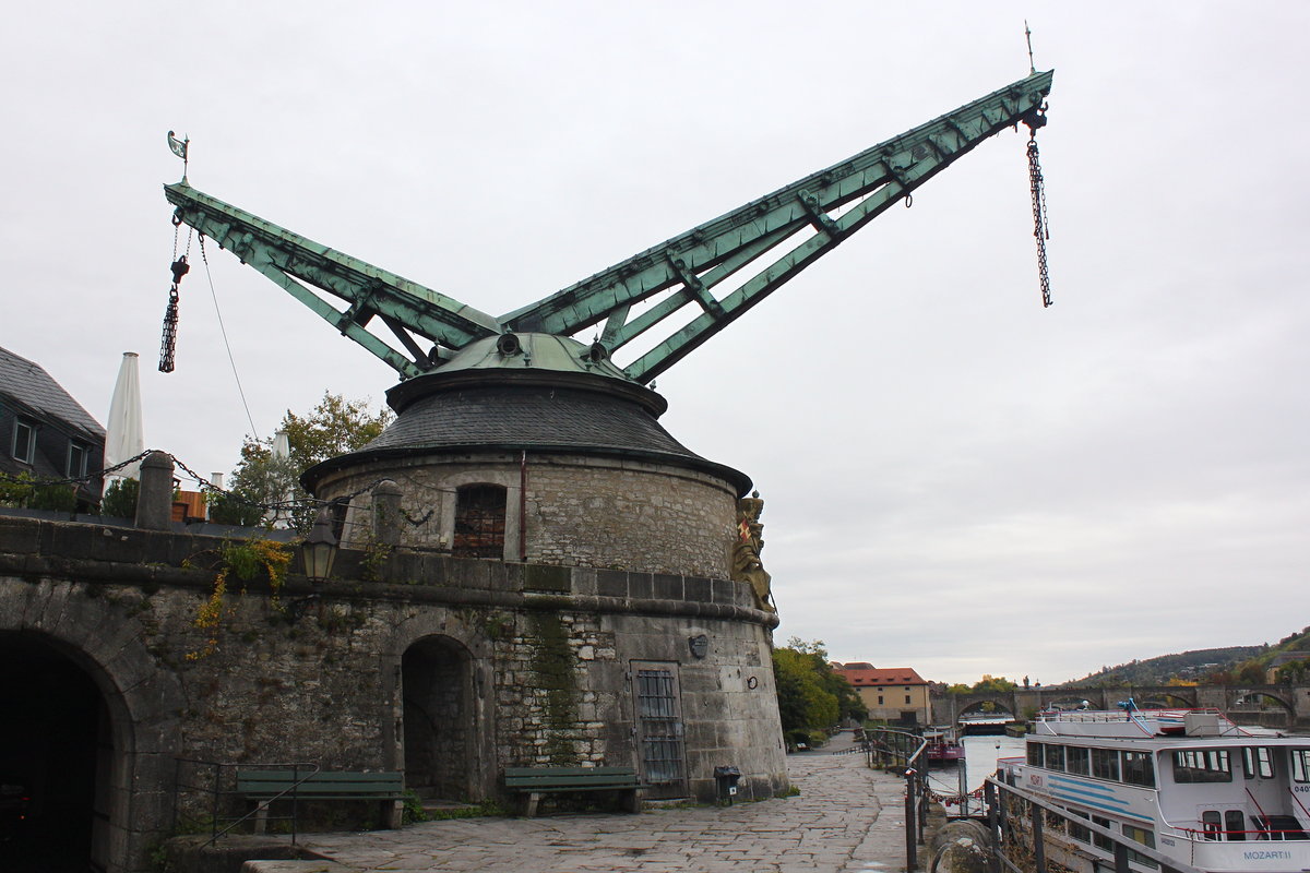 ALTER KRANEN, barocker Hafenkran mit Doppelausleger aus dem Jahre 1773 auf dem nach ihm benannten Kranenkai am Main in Würzburg. 08.10.2020.