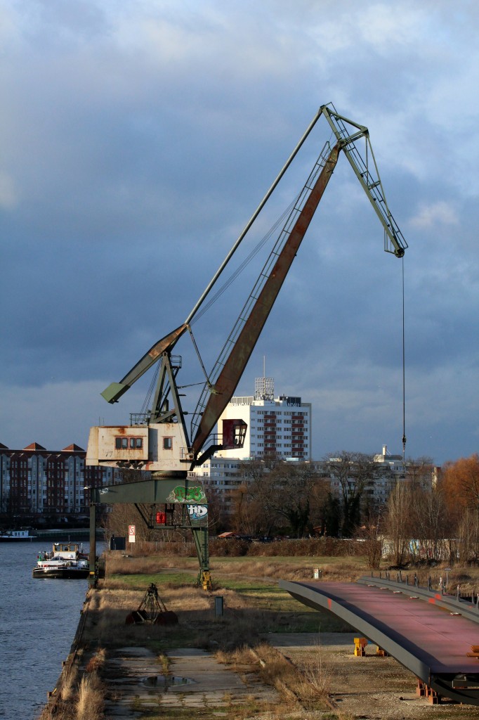 Alter Ladekran im Spandauer Südhafen am 29.01.2015. Dieser wird wenn überhaupt nur noch sehr sehr selten genutzt - evt. für die am Rand zu sehenden Brückenteile.