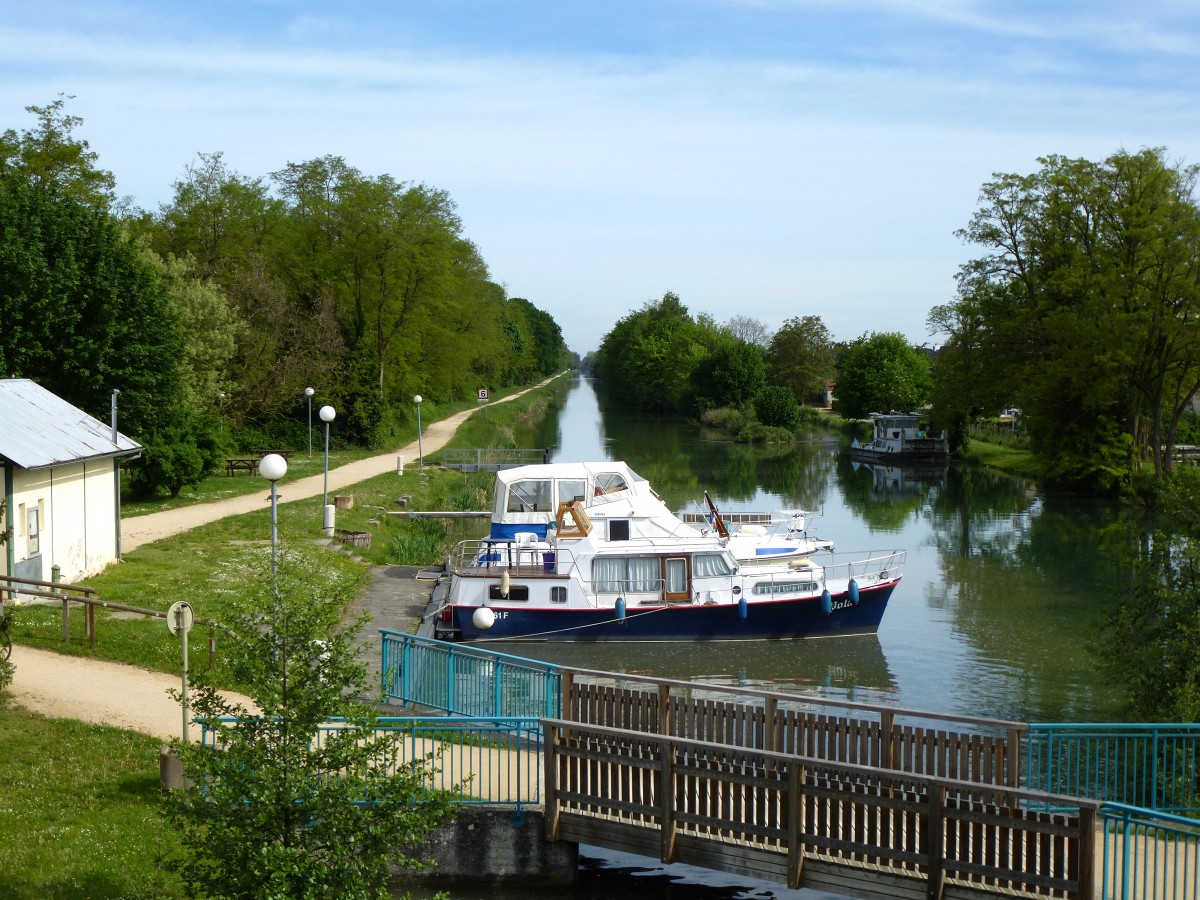 Alter Rhein-Rhone-Kanal bei Kunheim mit Bootsanleger, Mai 2015