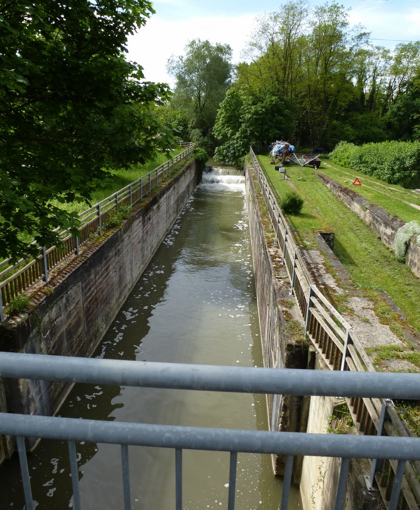 Alter Rhein-Rhone-Kanal, die stillgelegte Schleuse bei Biesheim im Elsa, Mai 2015