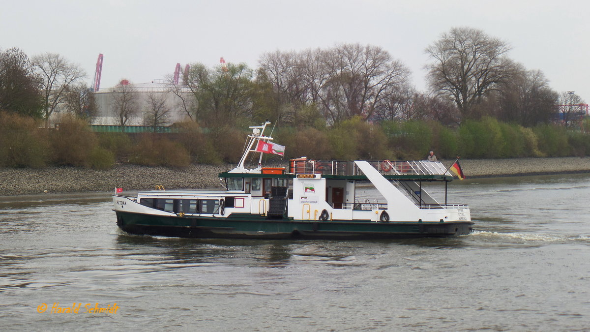 ALTONA (3) (ENI 051 11890) (H 6024)) am 12.4.2016, Hamburg, Köhlfleet, auf der HADAG-Fährlinie Blankenese-Cranz, abweichend von Finkenwerder nach  Blankenese auslaufend /

Einmann-Fährschiff / HADAG / Lüa 24,31 m, B 6,45 m, Tg 1,9 m / 1 Diesel, 585 kW, 796 PS,  1 Propeller, 11 kn, 1 Bugstahlruder / 185 Pass., 12 Fahrräder, ohne hydr. Gangway / 1989 bei Grube, Oortkaten, Hamburg / 2000 Umbau bei SSB, Oortkaten, 200 Pass., 60 Fahrräder (offene Rucksackfähre), Lips Düse / 12.2012 Einbau einer Ersatzmaschine aus MAX BRAUER, 530 kW, 720 PS,  / 01.2015 Einbau hydraulischer  Rampen  /
