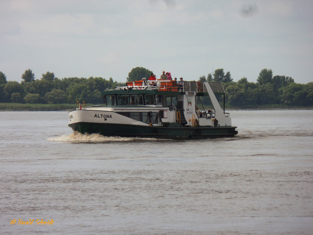 ALTONA (3) (ENI 051 11890) (H 6024)) am 16.8.2016, Hamburg, Elbe, Anleger Blankenese, auf der Linie Blankenese-Cranz  /

Einmann-Fährschiff / HADAG / Lüa 24,31 m, B 6,45 m, Tg 1,9 m / 1 Diesel, 585 kW, 796 PS,  1 Propeller, 11 kn, 1 Bugstahlruder / 185 Pass., 12 Fahrräder, ohne hydr. Gangway / 1989 bei Grube, Oortkaten, Hamburg / 2000 Umbau bei SSB, Oortkaten, 200 Pass., 60 Fahrräder (offene Rucksackfähre), Lips Düse / 12.2012 Einbau einer Ersatzmaschine aus MAX BRAUER, 530 kW, 720 PS,  / 01.2015 Einbau hydraulischer  Rampen  /
