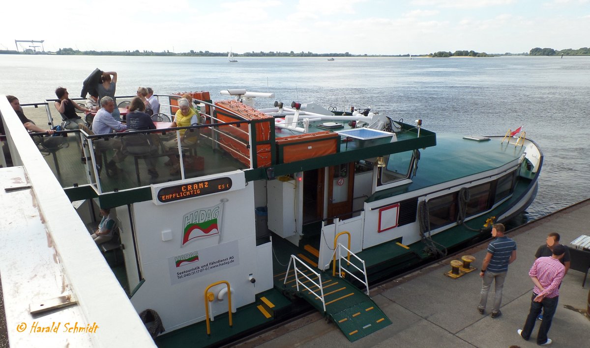 ALTONA (3) (ENI 051 11890) (H 6024)) am 16.8.2016, Hamburg, Elbe, Anleger Blankenese, auf der Linie Blankenese-Cranz  /

Einmann-Fährschiff / HADAG / Lüa 24,31 m, B 6,45 m, Tg 1,9 m / 1 Diesel, 585 kW, 796 PS,  1 Propeller, 11 kn, 1 Bugstahlruder / 185 Pass., 12 Fahrräder, ohne hydr. Gangway / 1989 bei Grube, Oortkaten, Hamburg / 2000 Umbau bei SSB, Oortkaten, 200 Pass., 60 Fahrräder (offene Rucksackfähre), Lips Düse / 12.2012 Einbau einer Ersatzmaschine aus MAX BRAUER, 530 kW, 720 PS,  / 01.2015 Einbau hydraulischer  Rampen  /
