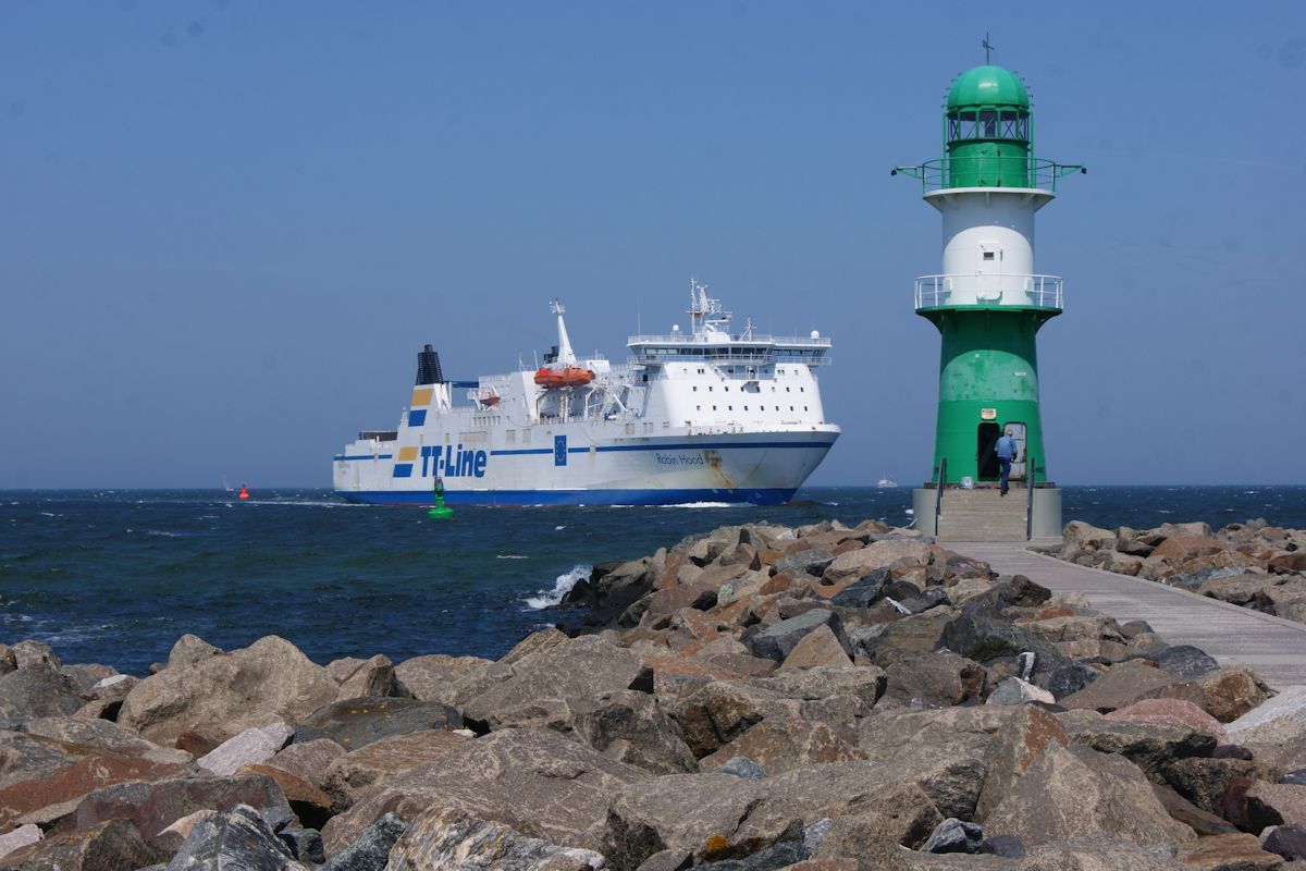 Am 01.06.2016 erreicht die Fähre Robin Hood auf dem Weg von Trelleborg nach Rostock die Warnowmündung in Warnemünde und passiert das westliche Molenfeuer an dem gerade gearbeitet wird.