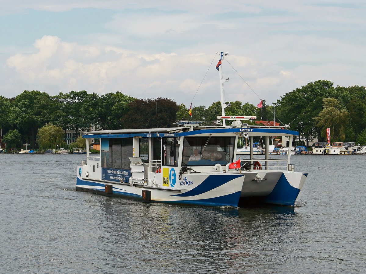 Am 03. August 2017 ist Fähre  FährBär 2  auf der Fährlinie F12 von  Wendenschloß, Müggelbergallee nach Grünau, Wassersportallee unterwegs. Diese Fähre wird von den Berliner Verkehrsbetrieben (BVG) betrieben und ist mit einer Kurzstrecken -Fahrkarten (Fahrzeit laut Plan 2 Minuten) benutzbar. 