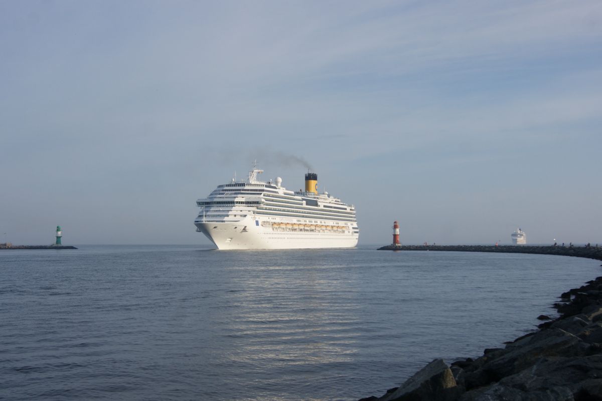 Am 03.06.2016 hat die Costa Favolosa auf dem Weg von Aarhus nach Warnemünde die Warnowmündung erreicht und wird nach einer Wende am Kreuzfahrtterminal festmachen. Im Hintergrund kommt bereits die Norwegian Star.