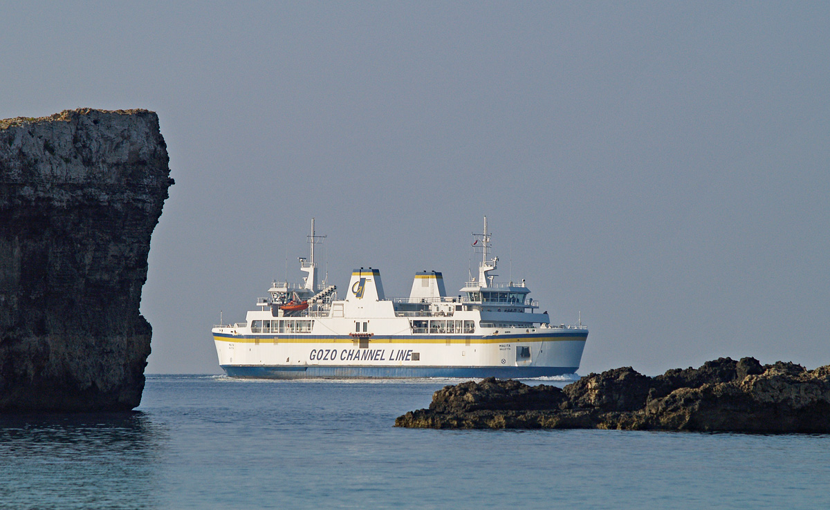 Am 04.10.2007 ist die Malita (IMO 9176321) zwischen Malta und Gozo unterwegs, die Felsen der Comino vorgelagerten Inselchen geben einen passenden Rahmen