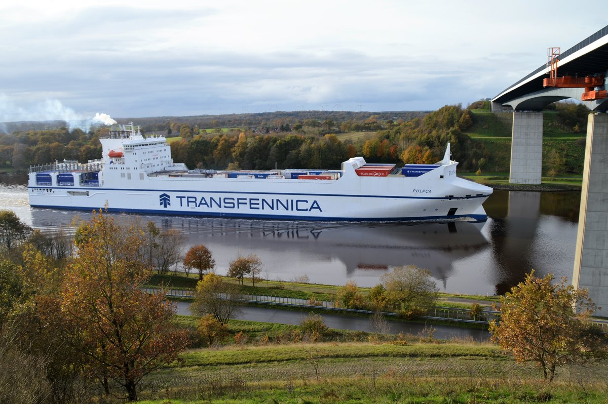 Am 05.11.2017 ist die MS Pulpca (Transfennica, Amsterdamm) im Nord-Ostsee Kanal auf dem Weg zur Ostsee und passiert die Hochbrücke Hohenhörn.