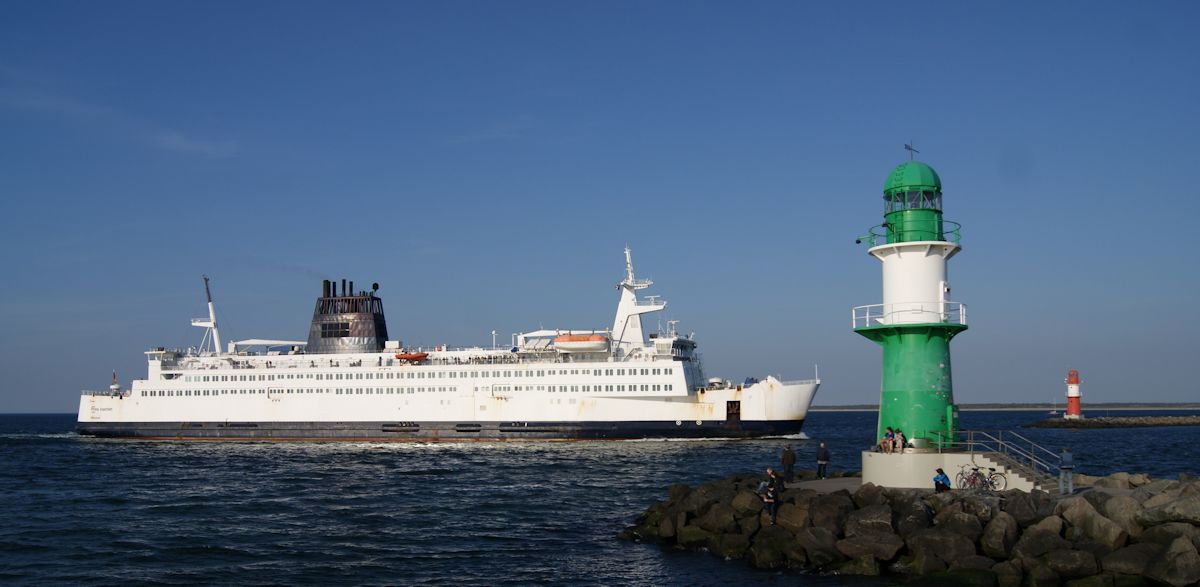 Am 06.05.2016 passier die Scandlines-Fähre Prins Joachim die Warnowmündung in Rostock-Warnemünde und wird in Kürze den Seehafen von Rostock erreichen. Da der Fährverkehr zwischen Rostock und Gedser in naher Zukunft von der Fähre Berlin übernommen wird und die Prins Joachim nach Italien verkauft wird, hat sie bereits den Schriftzug und das Logo von Scandlines verloren.