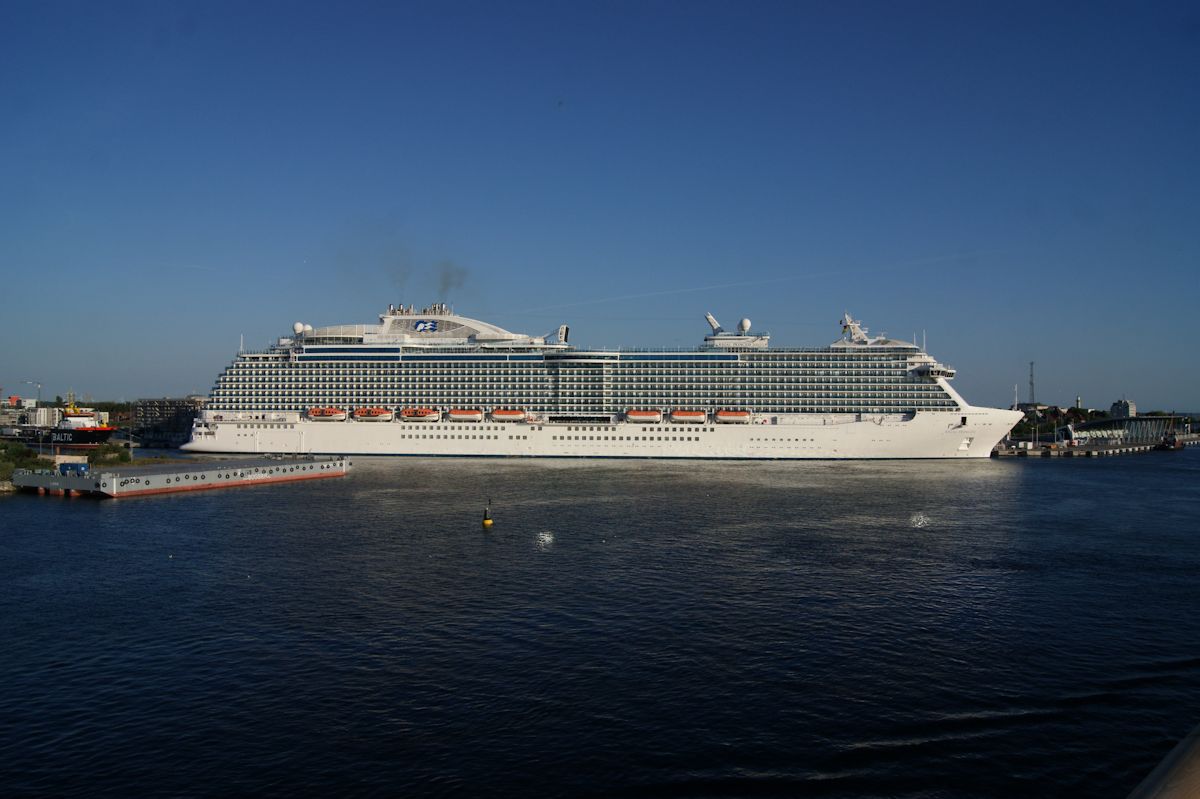 Am 06.06.2016 liegt die Regal Princess am Kreuzfahrtterminal Warnemünde. An der Werft liegt ein Ponton der Firma Bugsier. Das Foto wurde vom Sonnendeck des Fährschiffes Berlin aufgenommen.