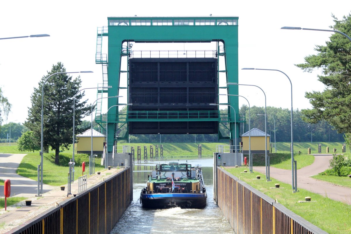 Am 07.06.2016 fuhr das TMS Frank Burmester (08043010) nach der Schleusung in der Schleuse Niegripp über den Niegripper Verbindungskanal in die Elbe zu Tal ein.