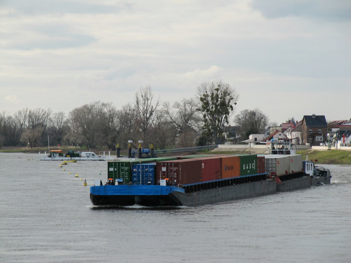 Am 09.03.2020 passierte der Container-Schubverband mit SB Elbe 1 (32200687 , 27,22 x 8,79m) und je einem 65 u. 32,5m langen Leichter die Gierseilfähre der Stadt Elster auf der Elbe zu Berg.