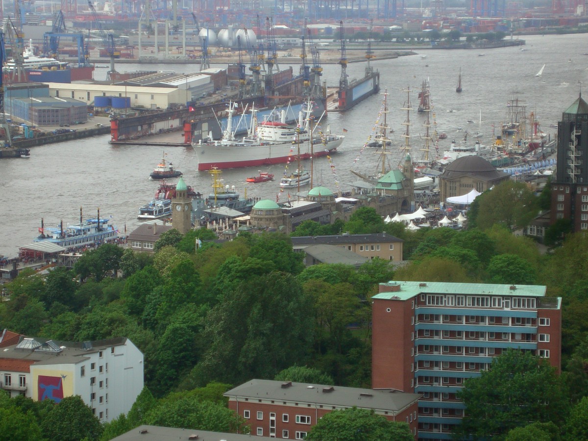 Am 10.05.2014 läuft anläßlich des 825 Hafengeburtstag das Museumsschiff  Cap San Diego  in den Hamburger Hafen ein.