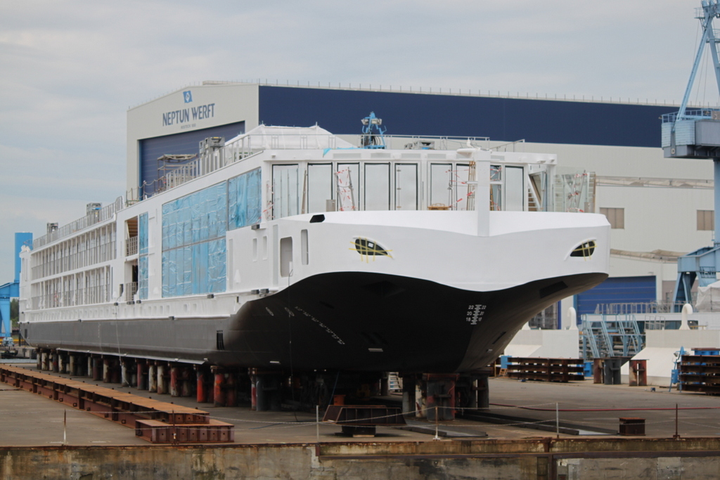Am 10.06.2019 lang das Namenlose Viking Schiff auf dem trockenen vor der Werft in Warnemünde 