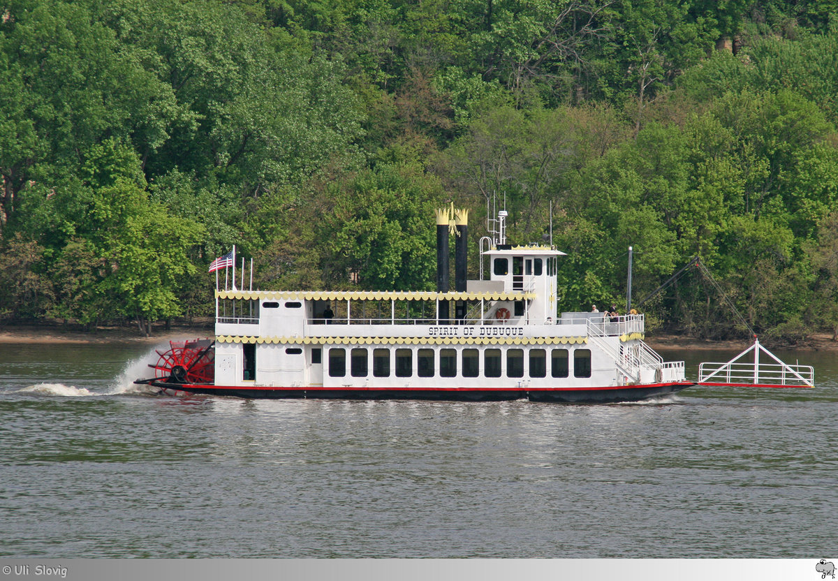 Am 11. Mai 2016 ist der Schaufelraddampfer  Spirit of Dubuque  auf den Mississippi Fluß bei Dubuque, iowa / USA unterwegs.