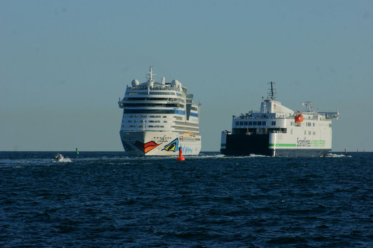 Am 11.06.2016 kam die Aidamar von Stockholm und begegnete vor Warnemünde der Scandlines Fähre Berlin.