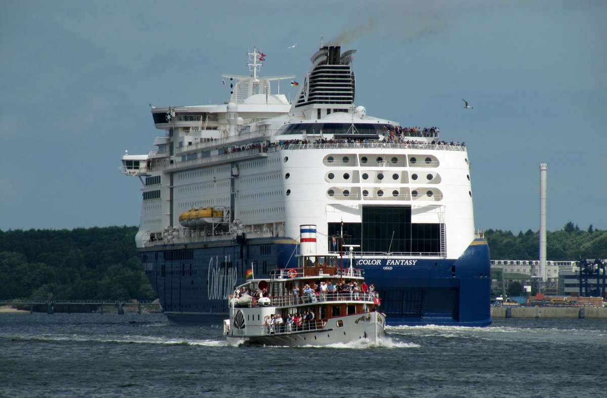 Am 11.06.2018 begegneten sich der Seitenraddampfer Freya (04800330 , 51,69 x 11,4m) und die auslaufende Color Fantasy (IMO 9278234) in Kiel.  