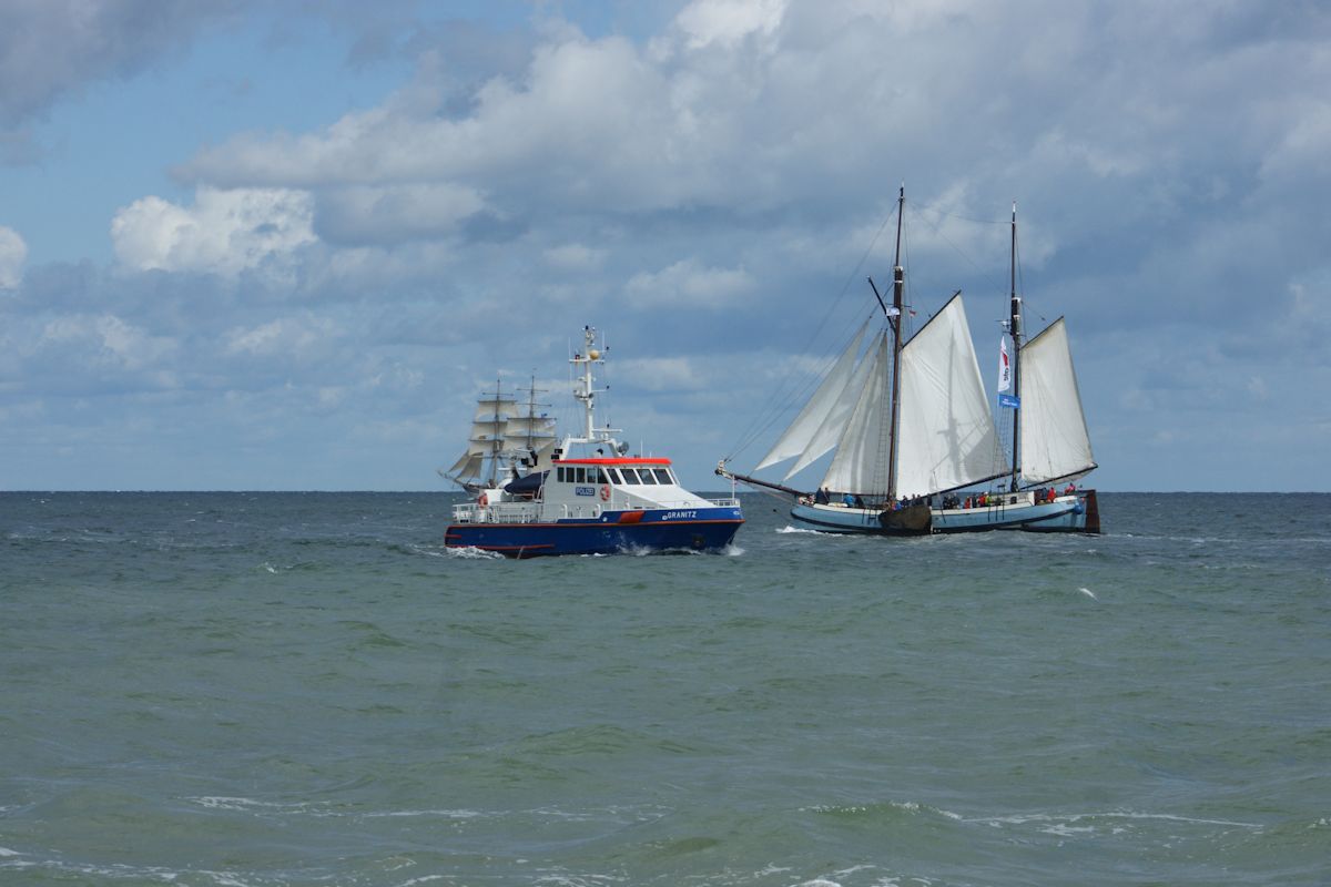 Am 11.08.2016 begegnet das Küstenstreifenboot Granitz der Wasserschutzpolizeiinspektion Sassnitz der Kufftjalk Neerlandia. Im Hintergrund ist die Brigg Tre Kronor af Stockholm zu sehen. 