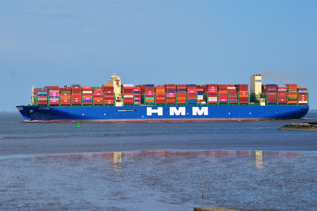 Am 11.5.2022 ist das Containerschiff HMM Southampton auf dem Weg von Hamburg nach Tanger (Marokko) und passiert soeben Cuxhaven.