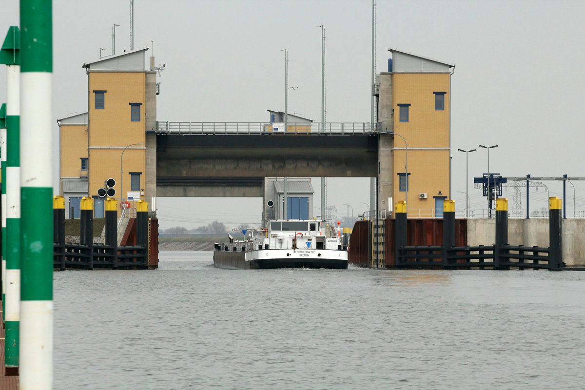 Am 13.03.2017 war die Niedrigwasserschleuse Magdeburg (im Rothenseer Verbindungskanal) komplett geöffnet. TMS Dettmer Tank 122 (02336974) konnte ohne Schleusung passieren.