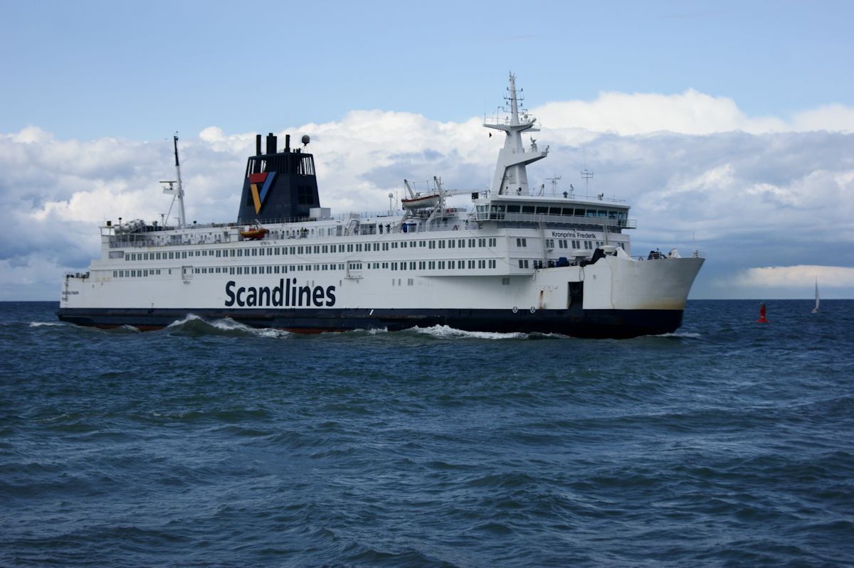 Am 15.05.2016 nähert sich die Fähre Kronprins Frederik auf dem Weg von Gedser nach Rostock bei starkem Seegang der Warnowmündung in Warnemünde