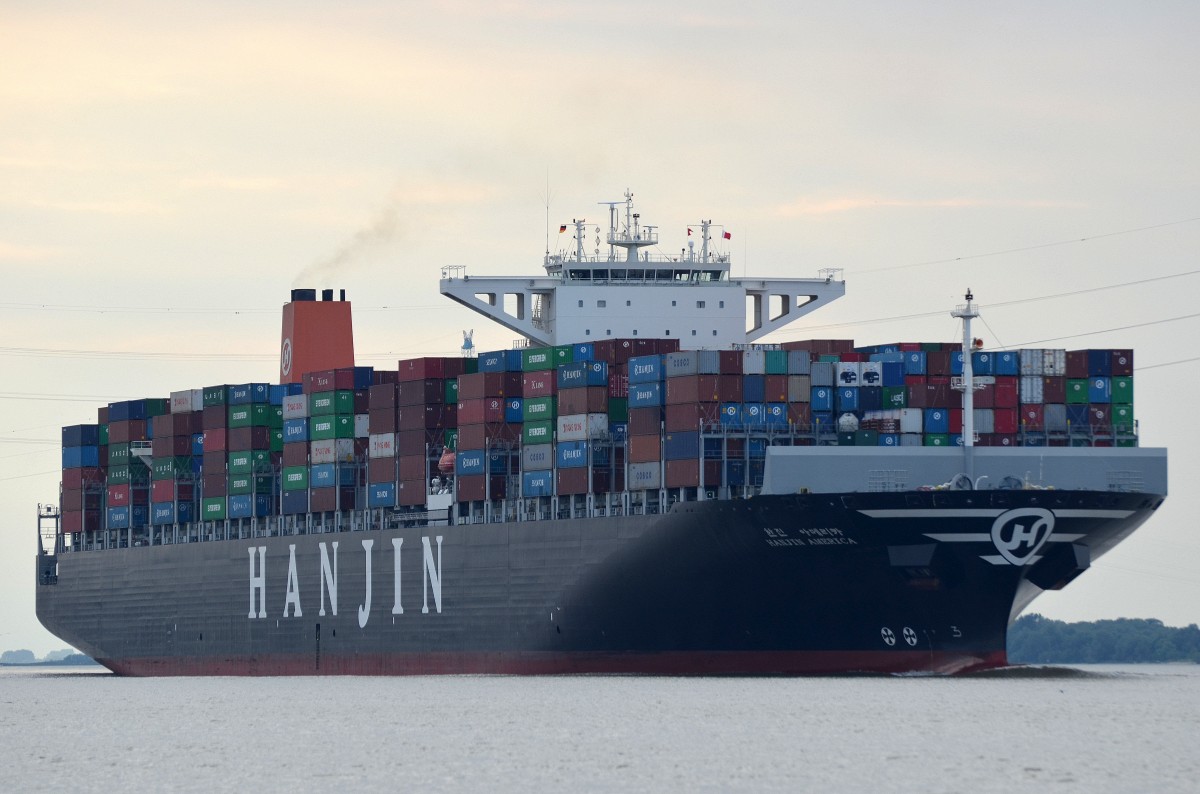 Am 15.07.14 einlaufend nach Hamburg die Hanjin America IMO-Nummer:9502946 Flagge:Isle of Man Länge:366.0m Breite:48.0m Baujahr:2012 Bauwerft:Hyundai Heavy Industries,Ulsan Südkorea aufgenommen bei Lühe.