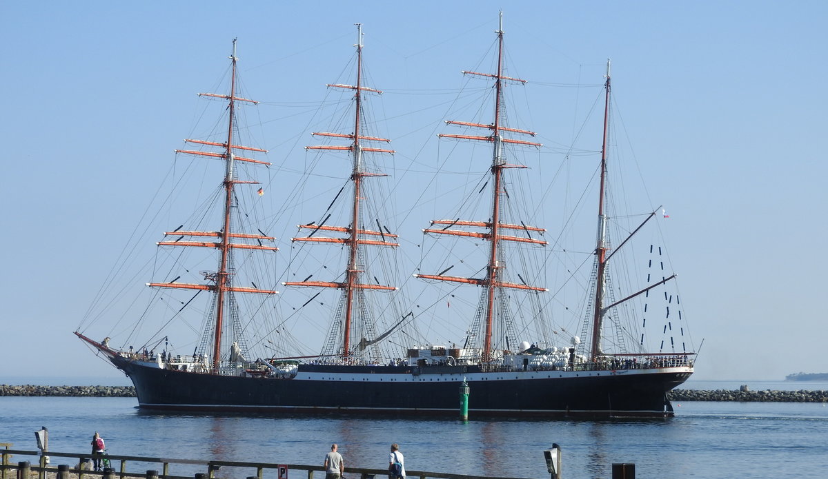 am 15.09.2016 gegen 11:00 Uhr läuft die  Sedow  aus dem Hafen von Warnemünde