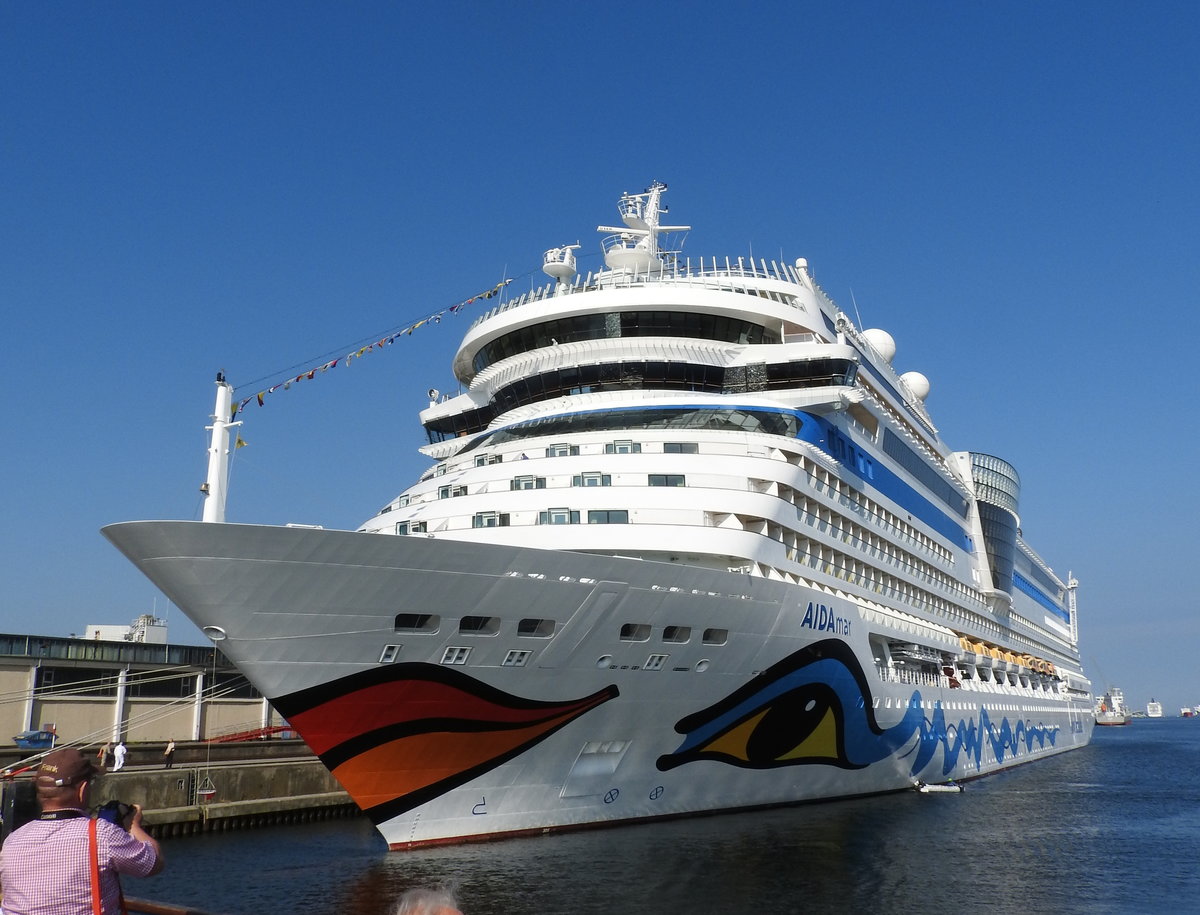 Am 15.09.2016 während einer Hafenrundfahrt , die  Aida mar  im Hafenbecken Rostock Seehafen