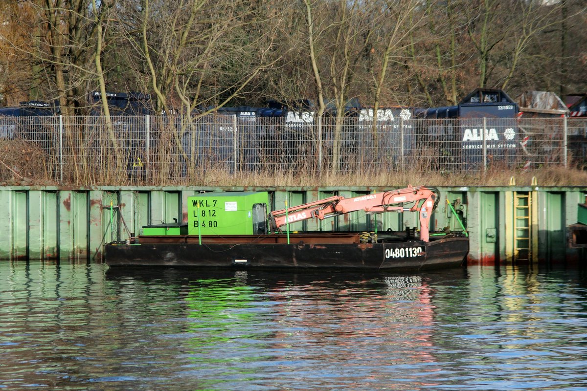 Am 16.01.2018 lag das Kranponton WKL 7 (04801130 , 8,12 x 4,80m) am Ufer der Havel in Berlin-Spandau.