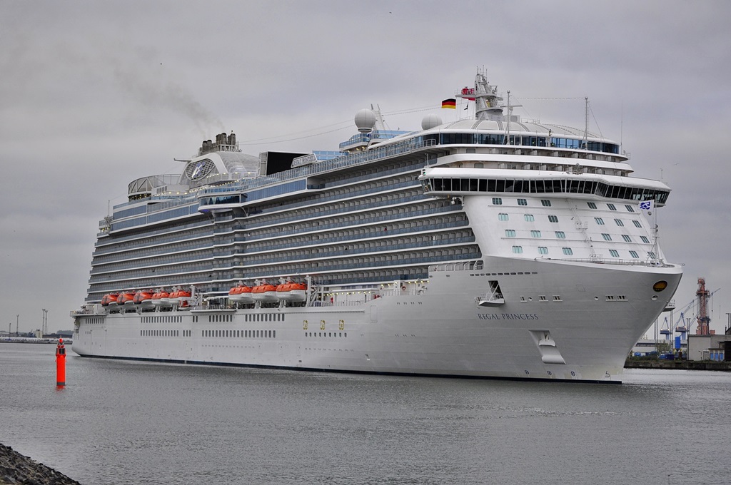 Am 16.05.2015 läuft die  Regal Princess  Warnemünde an.