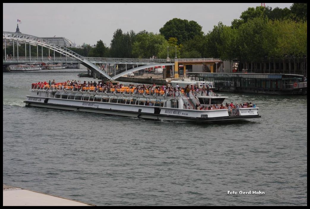 Am 16.6.2015 war das Ausflugsschiff  Bateaux Mouches  nahe dem Eiffelturm in Paris auf der Seine unterwegs.