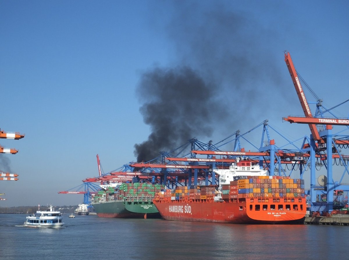 Am 17.03.2016 steigen aus dem Schornstein von  Thalassa Pistis  (IMO 9665619) im Waltershofer Hafen gewaltige Rauchwolken... Womöglich wurde auf Schwerölbetrieb umgestellt, aber was genau an Bord passierte, ist mir nicht bekannt.
Davor liegt die  Rio de la Plata  (IMO 9357951).