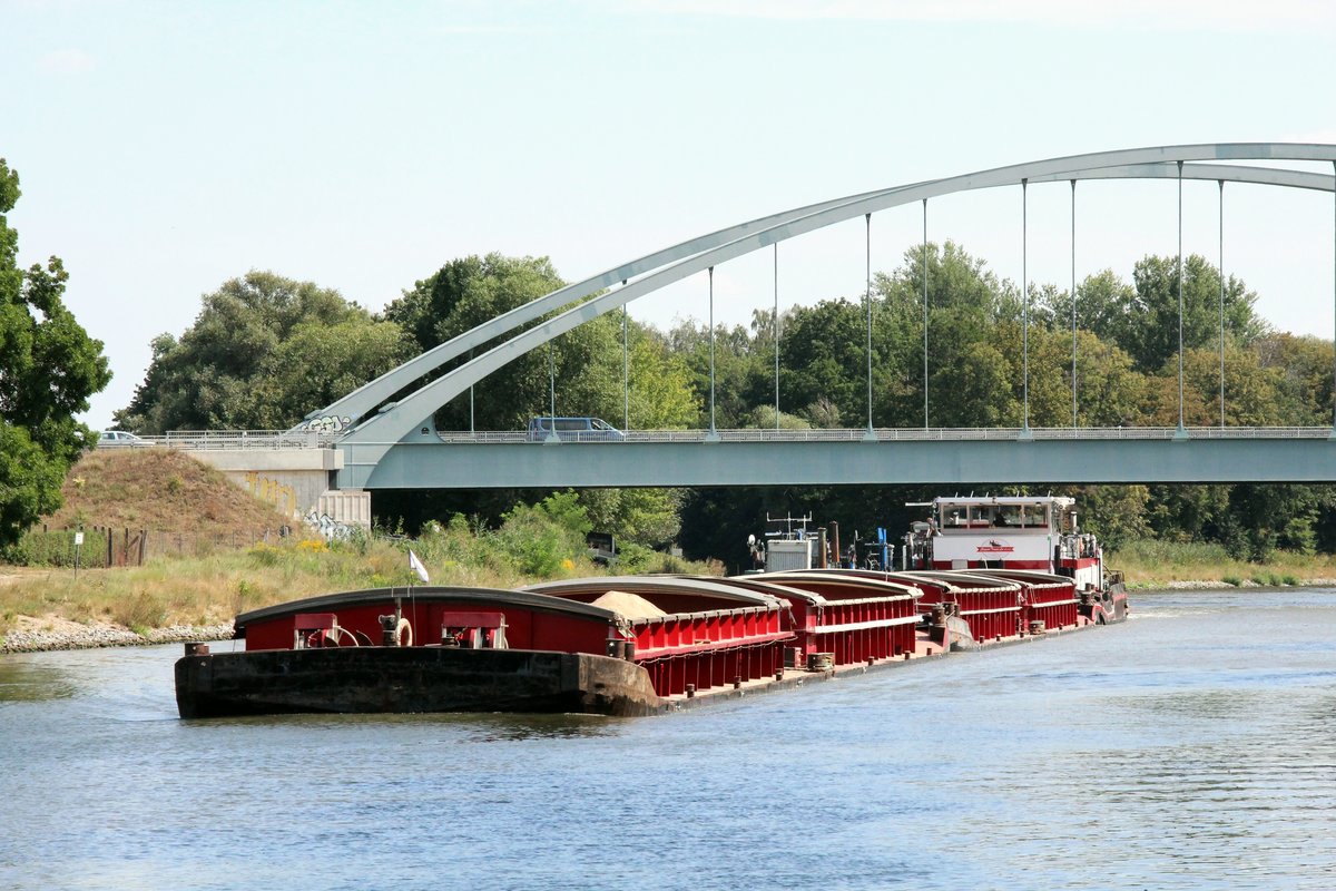 Am 17.08.2020 schob das Schubboot CHRIS-THO (04031450 , 23,65 x 8,20m) vier je 32,50m lange Leichter im SACROW-PARETZER-KANAL Höhe Marquardt zu Tal uns musste dabei zwei Wasserbaustellen passieren. Ohne Bugstrahlruder eine grosse Fahrkunst !