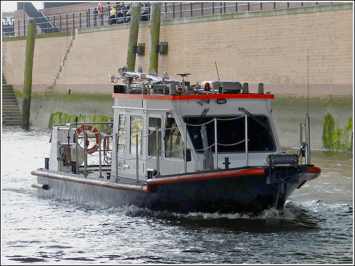 Am 17.09.2013 ist dieses kleine Behrdenmotorboot in den Kanlen rund um die Speicherstadt zur Sonartiefenmessung im Einsatz.