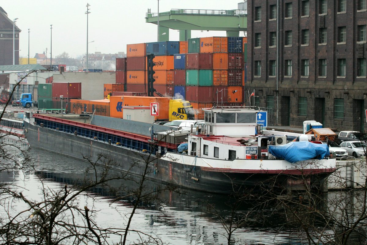 Am 18.01.2017 lag das 1926 gebaute GMS Zerberus (04013780 , 84 x 9,50m) im Becken II des Berliner Westhafens. 