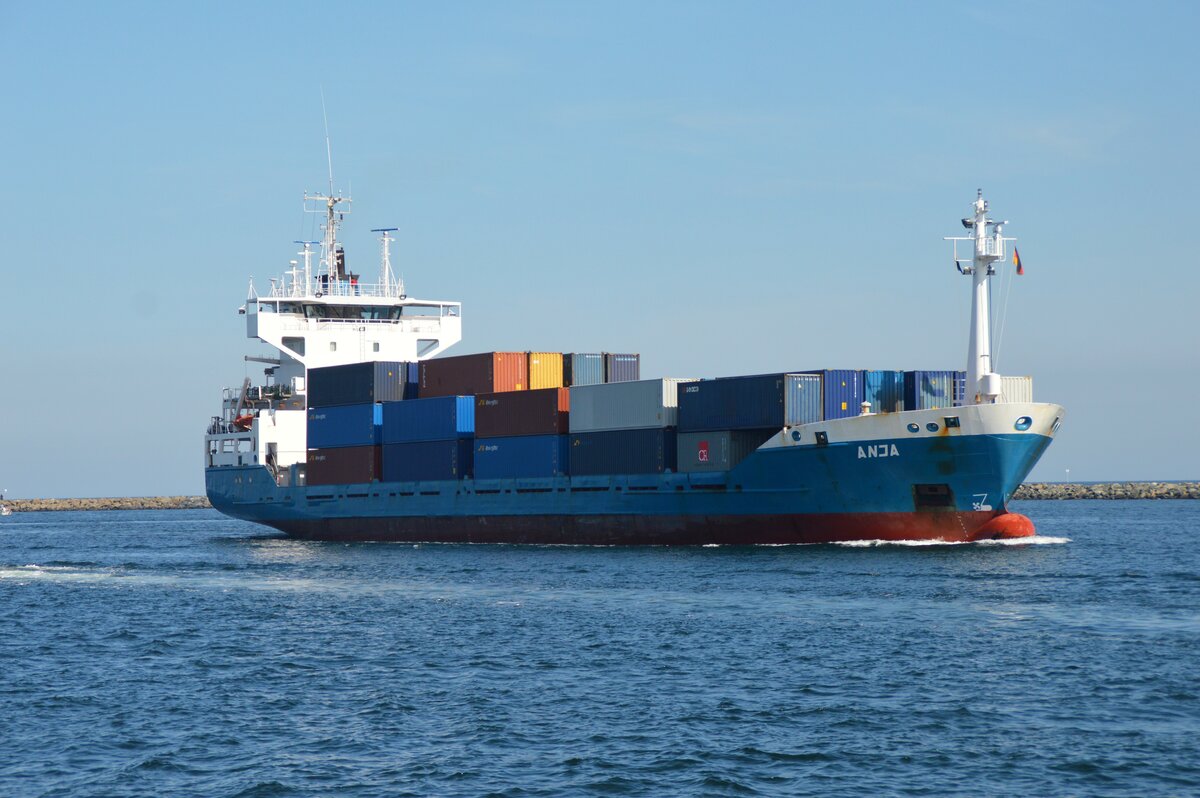 Am 1.9.2021 läuft das unter niederländischer Flagge fahrende Containerschiff MS Anja in den Hafen von Rostock-Warnemünde ein.