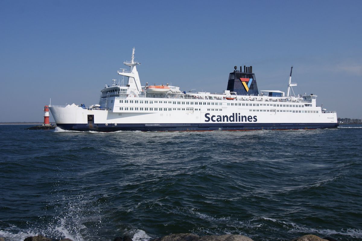 Am 20.04.2014 passierte die Scandlines Fähre Prins Joachim die Warnowmündung auf dem Weg von Rostock nach Gedser. Mittlerweile ist das Schiff verkauft und wird zukünftig zwischen Italien und Griechenland eingesetzt.