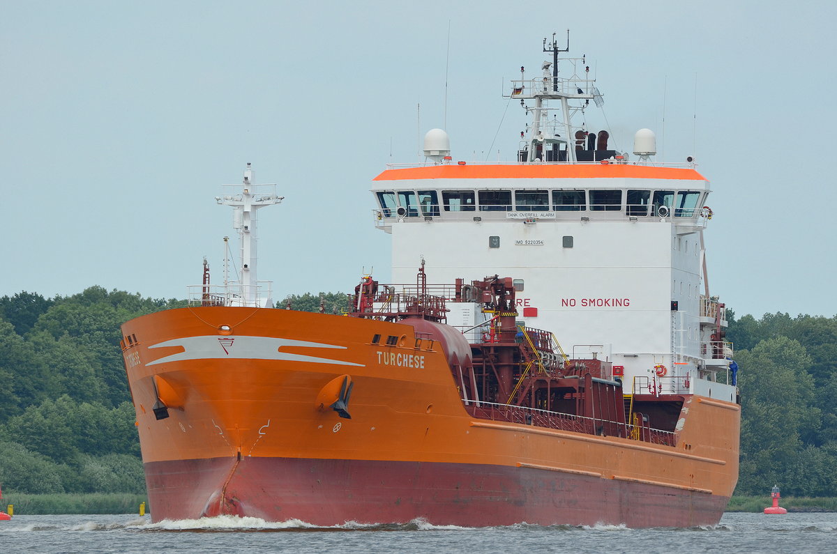 Am 20.06.18 lief mir bei Rade am Nord-Ostsee-Kanal mal wieder der Tanker Turchese IMO-Nummer:9220354 Flagge:Italien Länge:136.0m Breite:20.0m Baujahr:2000 Bauwerft:Cantiere Navale Morini,Ancona Italien vor die Kamera.