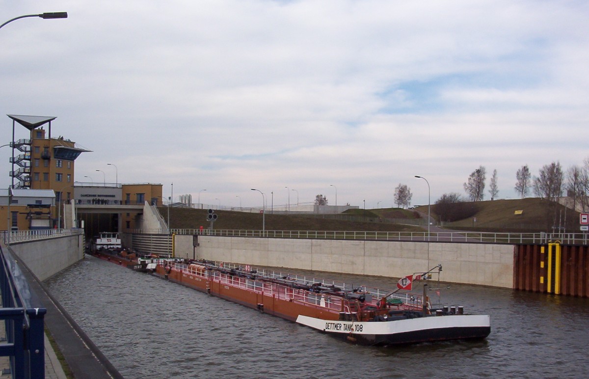 Am 21.02.2004 entstand an der Schleuse Rothensee diese Aufnahme. TSL Dettmer Tank 108 (5112110 , 65 x 8,20m) und TMS Dettmer Tank 51 (4014550 , 85 x 9m) fahren nach der Talschleusung in den RVK Ri. Häfen MD. 